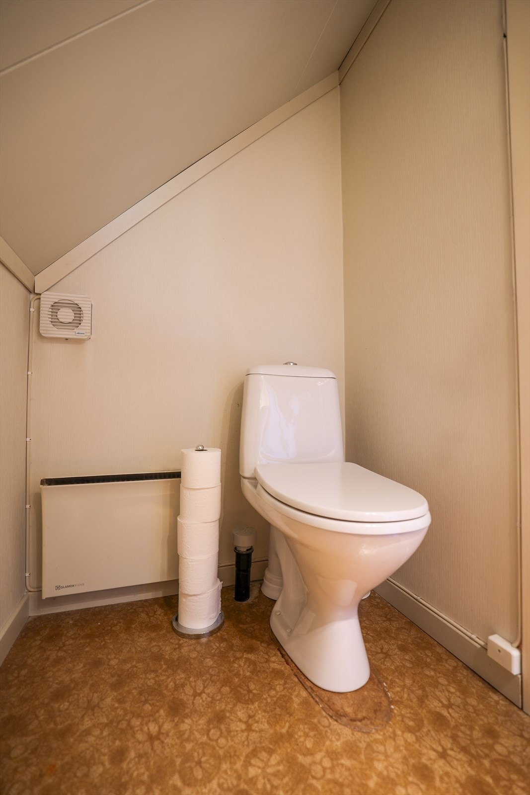 WC befinner seg på eget toalettrom Galleribilde