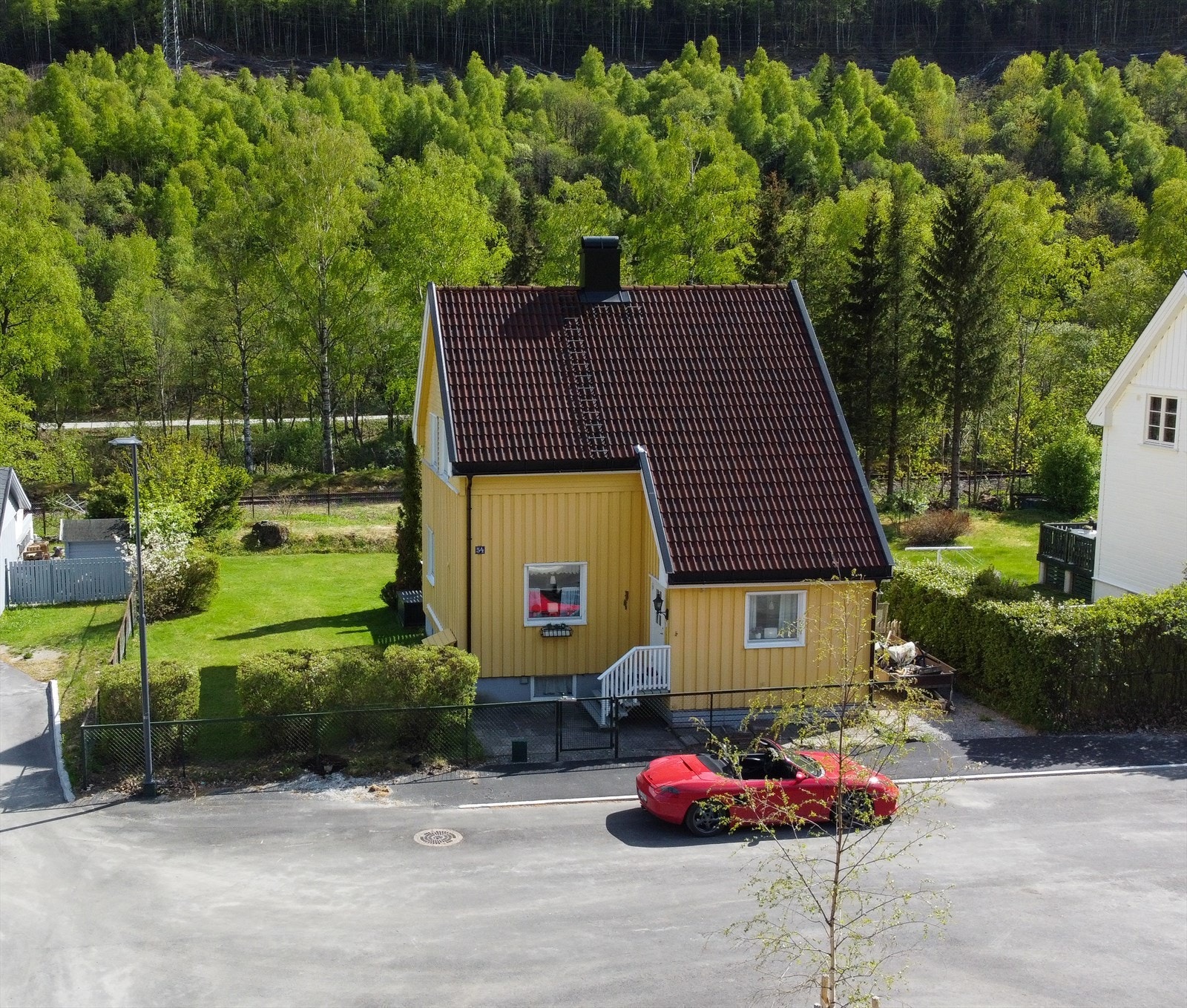Man har ingen naboer på sørsiden av boligen og hage/uteområde oppleves derfor relativt usjenert Galleribilde