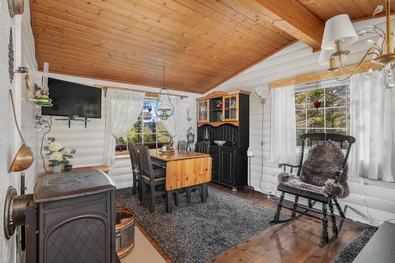 Stue med god plass til spisebord Galleribilde