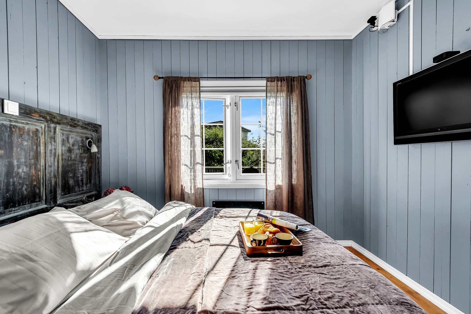 Her har du god plass til en stor dobbeltseng og tilhørende møblement. Galleribilde