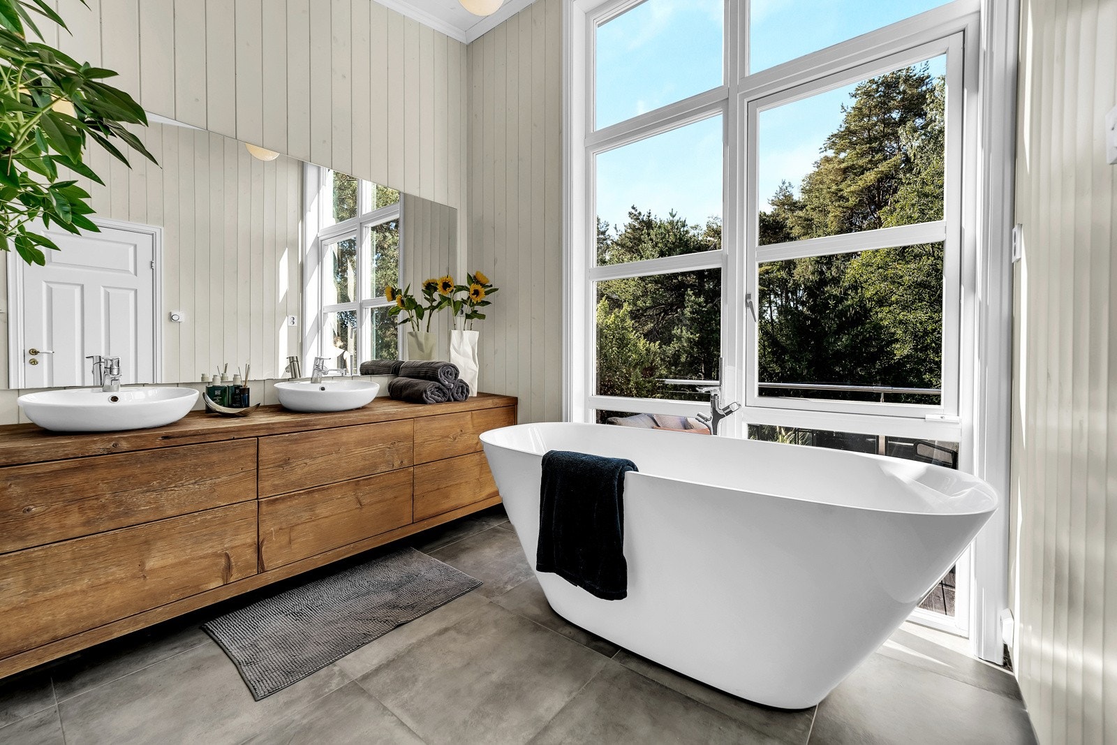 Baderom nr. 2 ligger i andre etasje og ble renovert i 2016. Badet har store grå fliser på gulv med varme og malt panel på vegger og i himlingen. Galleribilde