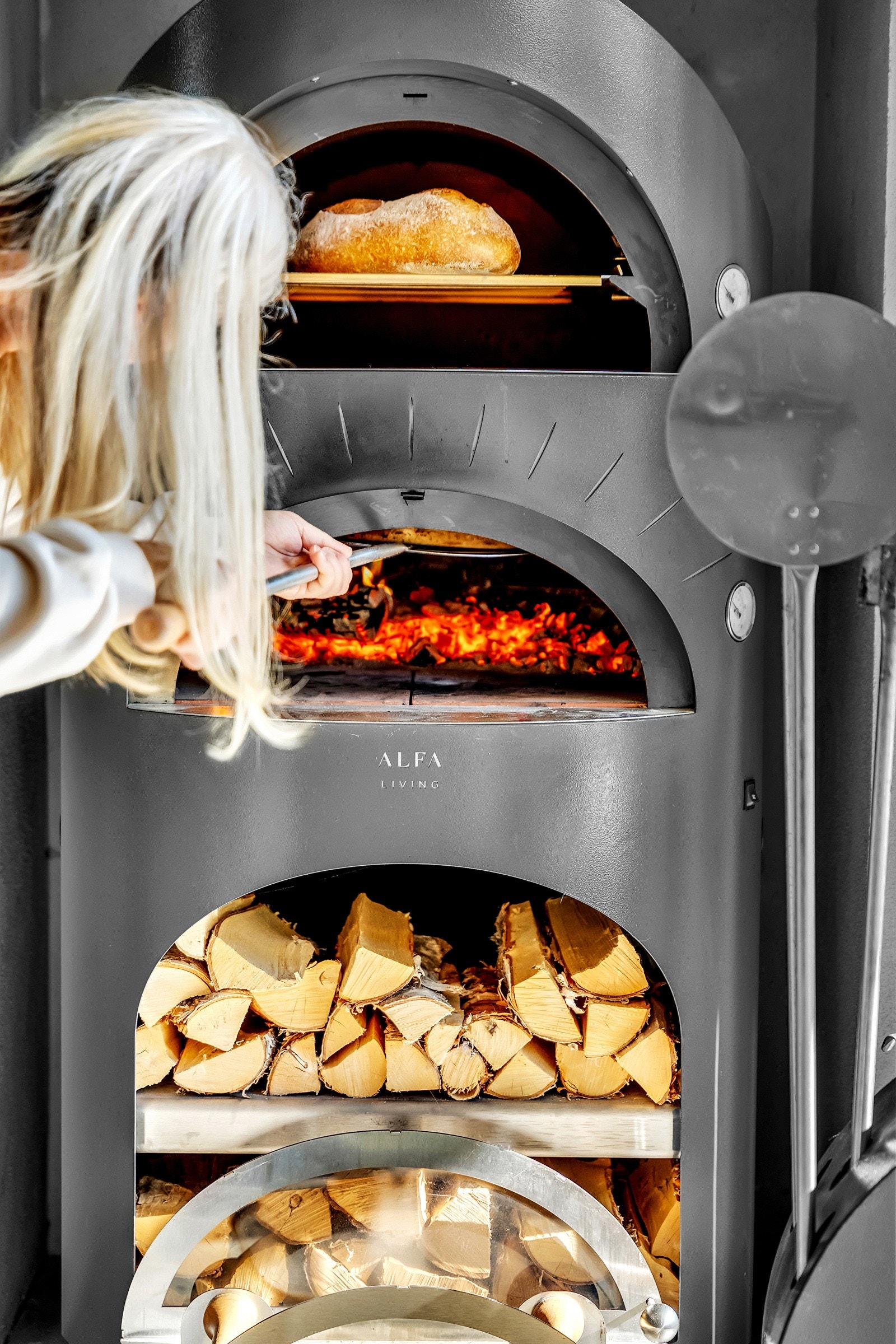 I spisestuen er det montert en ovn fra Alfa Living, her kan du bake brød og steke pizza mens du underholder de ventende gjestene. Galleribilde