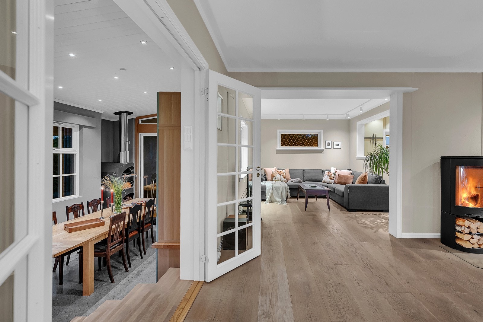 Vel inn i stuen har du god plass til ulike soner og her er det i dag innredet til tv-stue. Galleribilde
