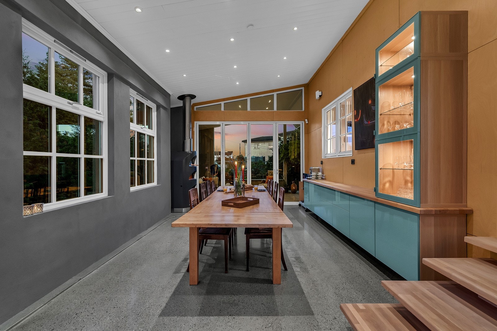 Boligen har totalt 3 stuer, 4 store soverom, innredet loft og er utstyrt med energistyringssystem og smarthus løsning fra xComfort. Galleribilde
