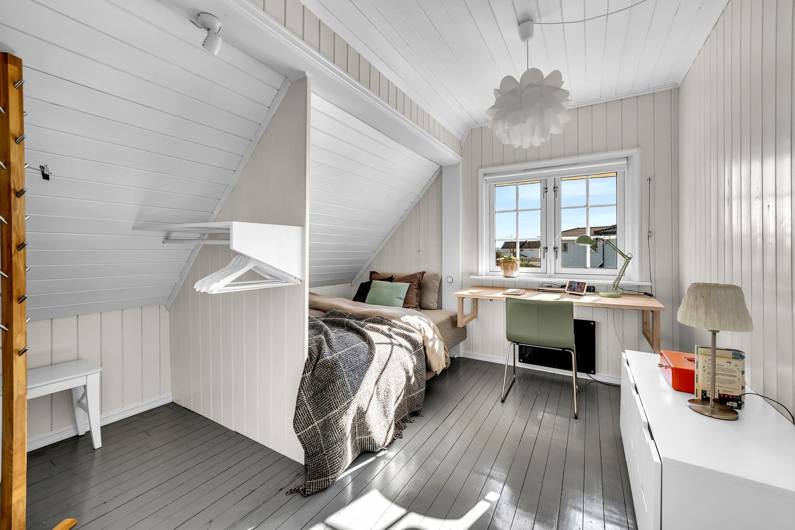 Soverom 3 har gråmalte gulv og lyse beige vegger. Rommet er virker lett og luftig er innredet med seng og skrivebord. Galleribilde