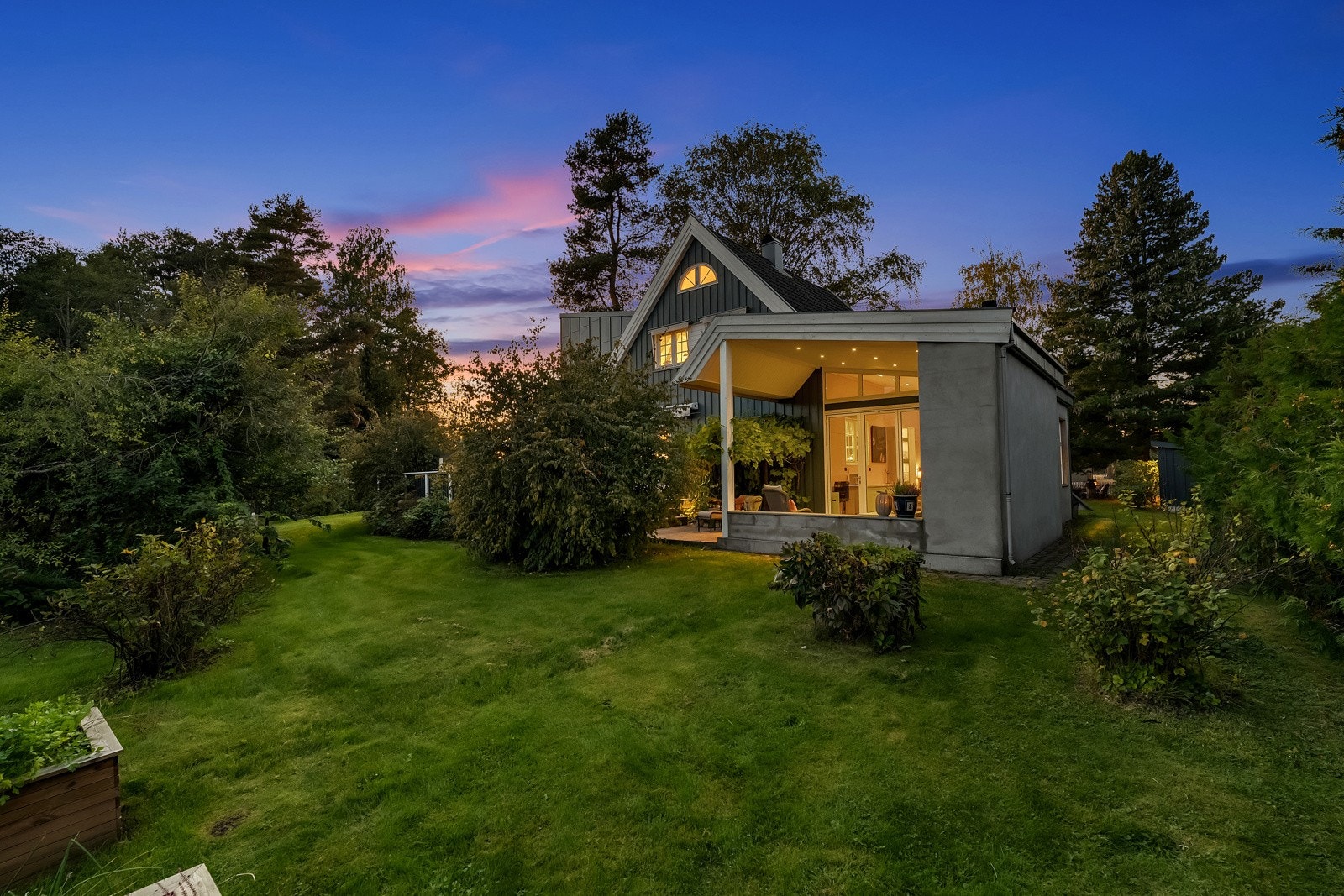 Sørveggen fikk ny kledning, vindpapp og ekstra isolasjon i 2016. Samme år ble også veggene mot vest og øst fornyet. Galleribilde