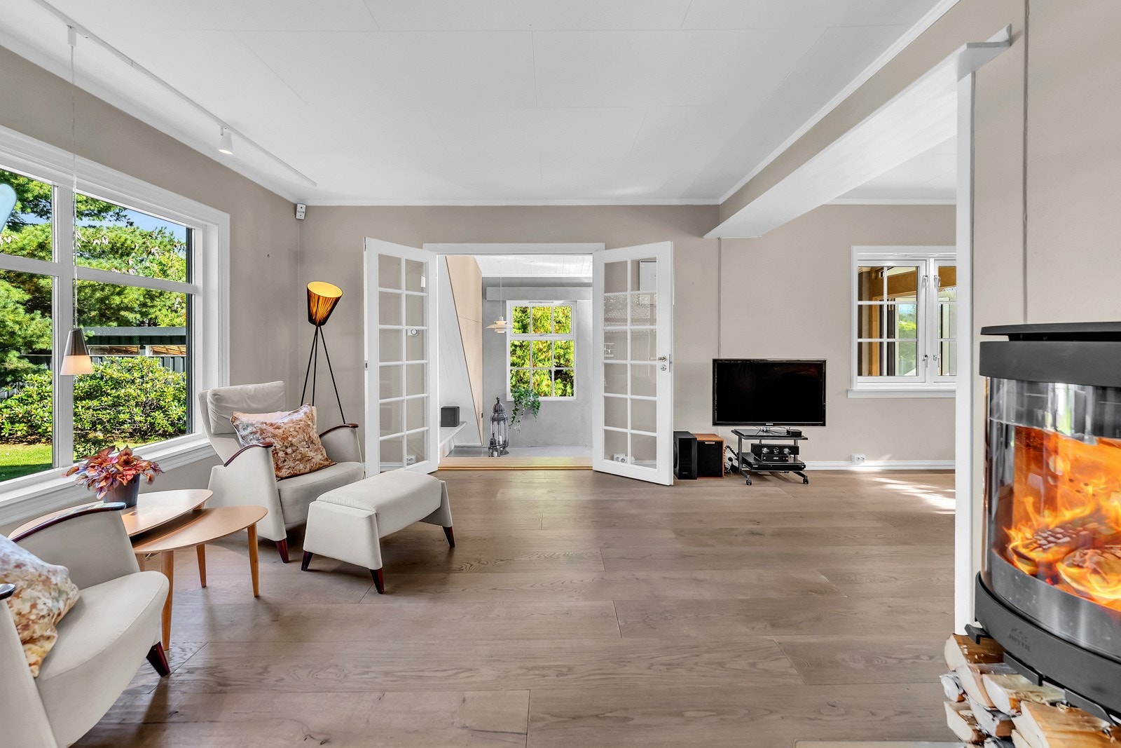 Videre inn kommer du inn i boligens første stue. Galleribilde