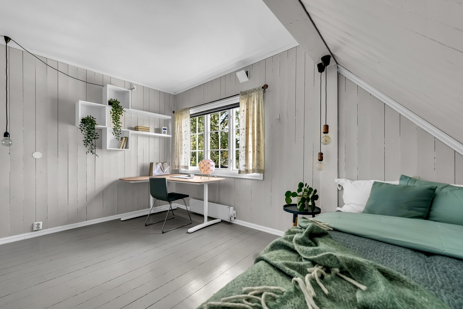 Her har du god plass til seng, garderobe og skrivbord som gjør rommet til det perfekte barnerom. Galleribilde