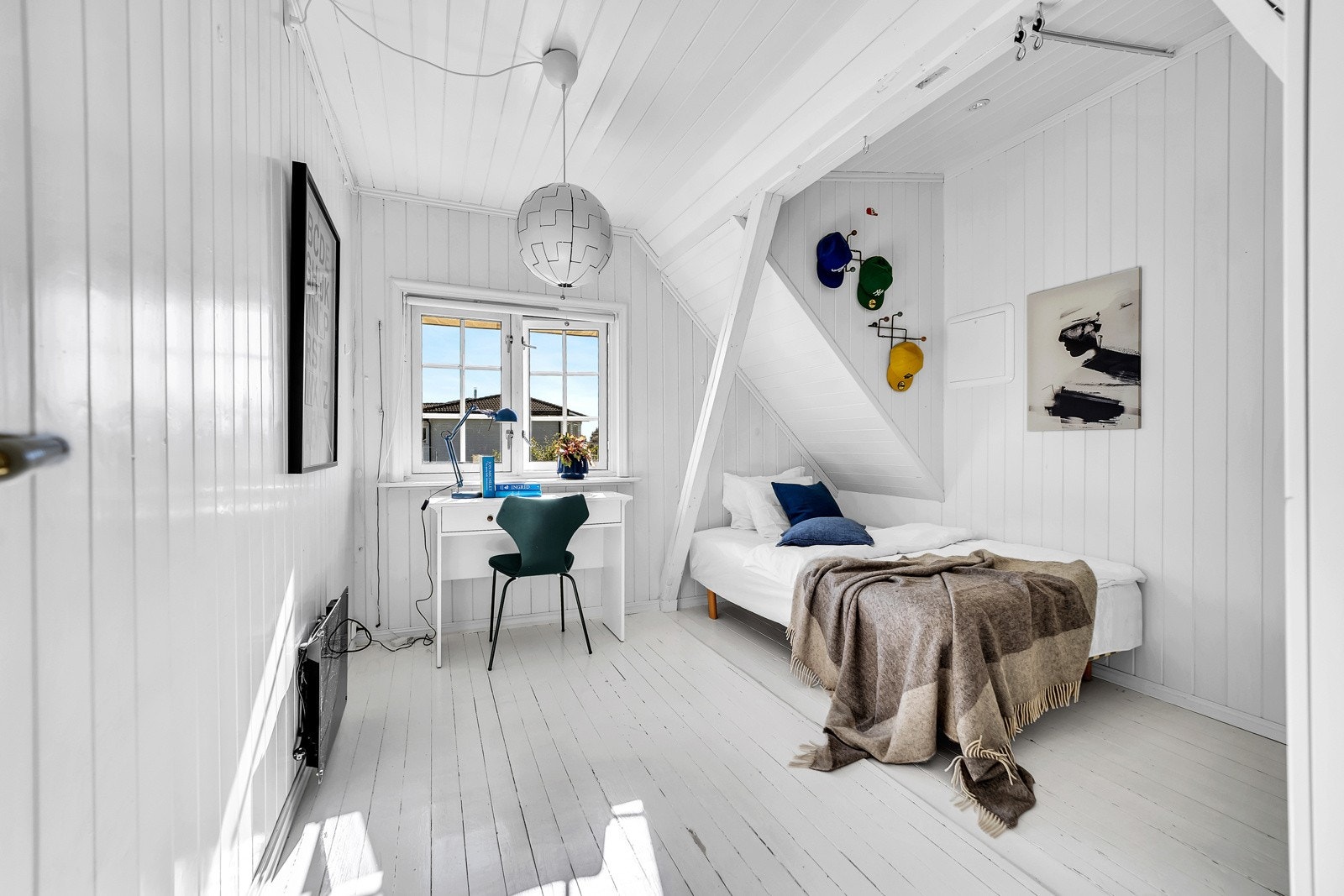 Soverom 4 har hvitmalte gulv og vegger og har god plass til seng, skrivebord og garderobe. Galleribilde