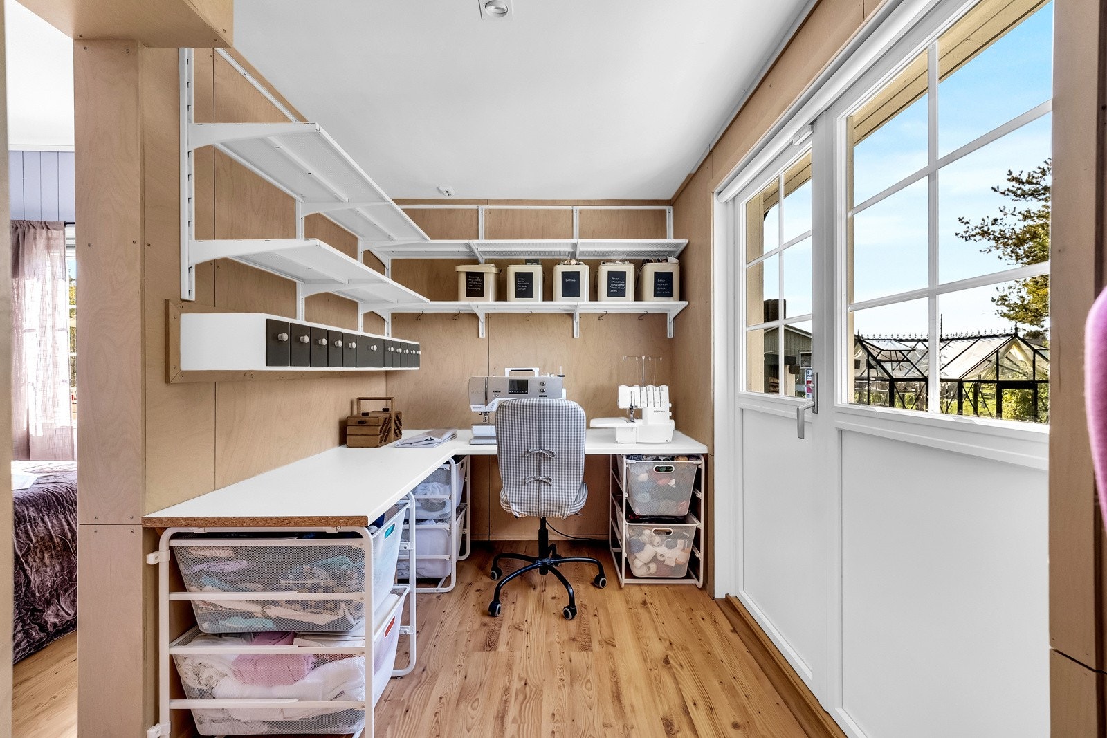 Rommet er utstyrt med en skyvedørsgarderobe for ekstra lagring og har adkomst til walk-in som i dag benyttes som arbeidsrom / garderobe. Galleribilde