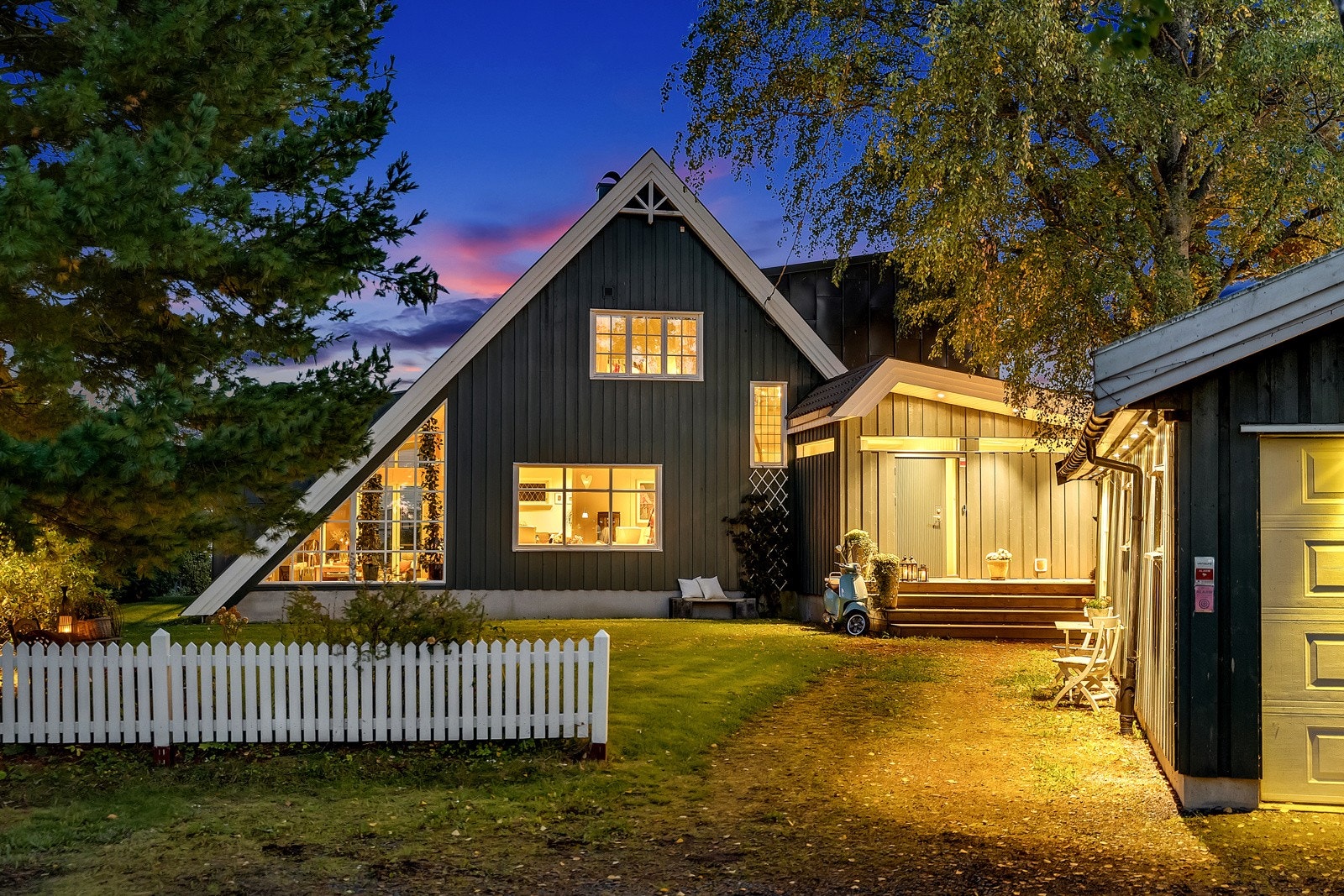 Denne særegne og arkitekttegnede eneboligen på familievennlige Tuen ble ombygget i 2016. Arbeidene ble tegnet av Espen Pedersen og Kjersti Staveland fra Lund + Slaatto og Hagem Arkitekter. Galleribilde