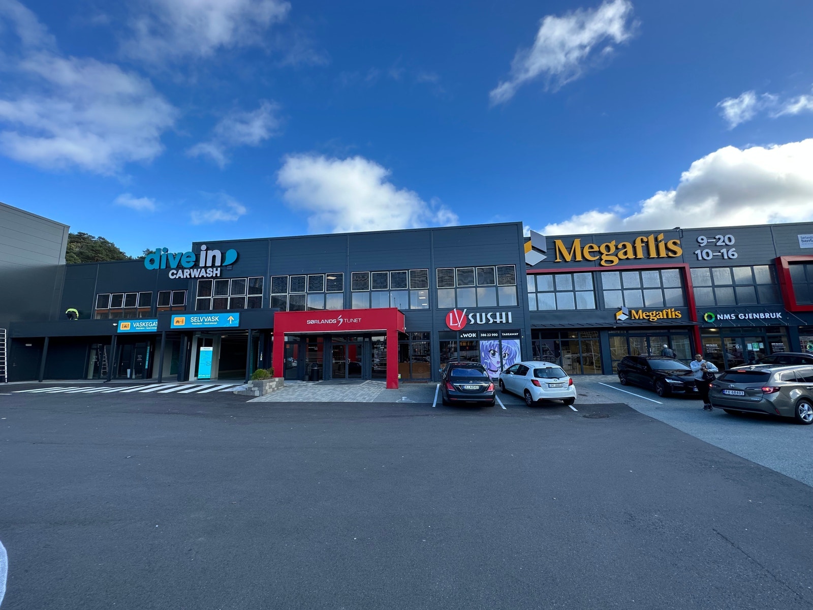 Fasade - Hovedinngang kontordel. Galleribilde
