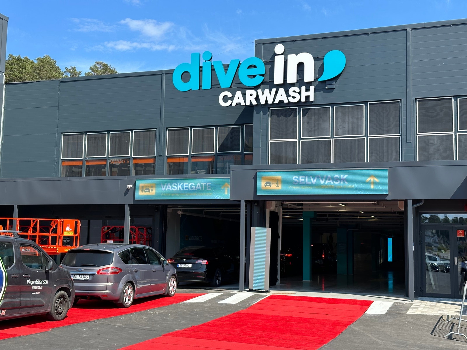 Nordens største bilvaskesenter DiveIn Carwash åpnet 16 juni 2023. Vaskebåndet har kapasitet på ca 70 biler i timen. Dvs. ingen kø. Galleribilde