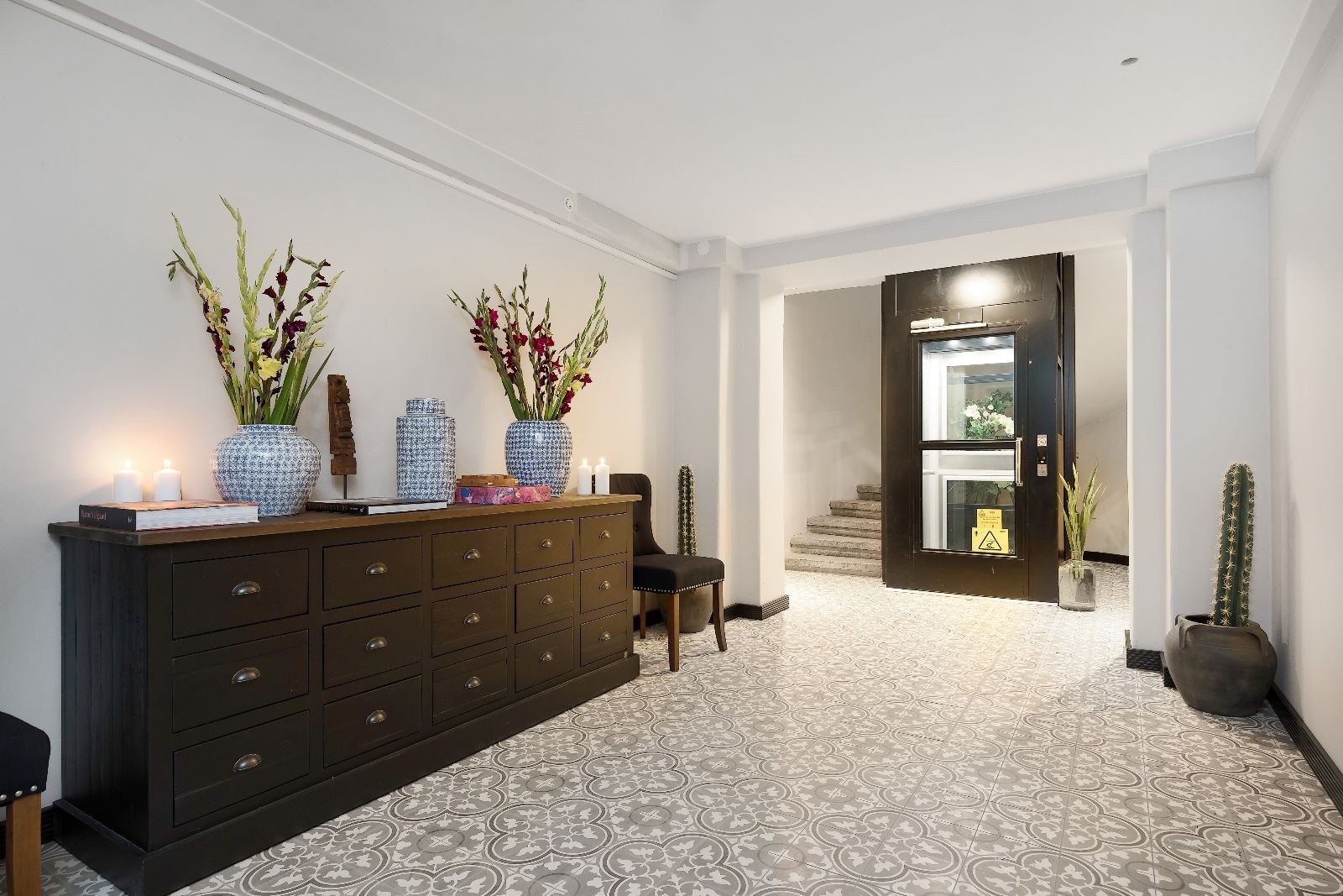 Felles inngangsparti med postkasser Galleribilde