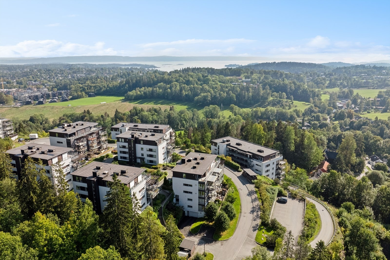 Åstadryggen er et attraktivt og rolig boligområde med nærhet til marka, offentlig kommunikasjon, butikker, skoler, barnehager, mm. Galleribilde