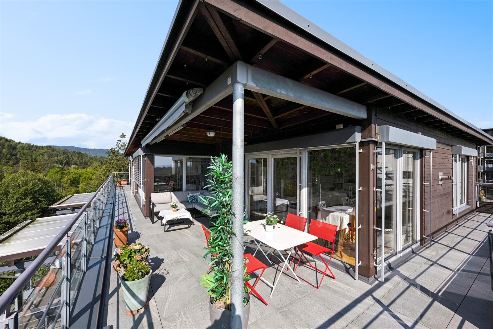 Et av høydepunktene med boligen er takterrassen på 55 kvm mot sydvest, et godt uterom på sommerstid med flott utsikt. Galleribilde