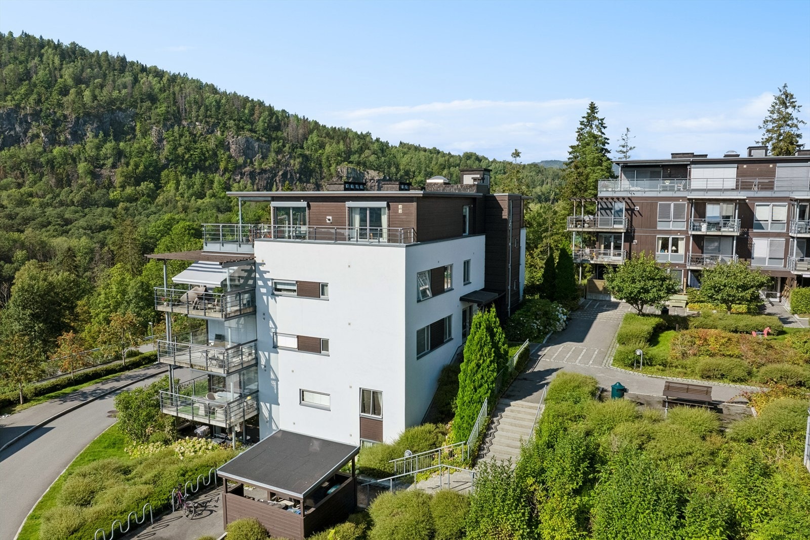 Leiligheten disponerer i tillegg en kjellerbod på ca. 7 kvm samt garasjeplass med el-bil lader. Galleribilde