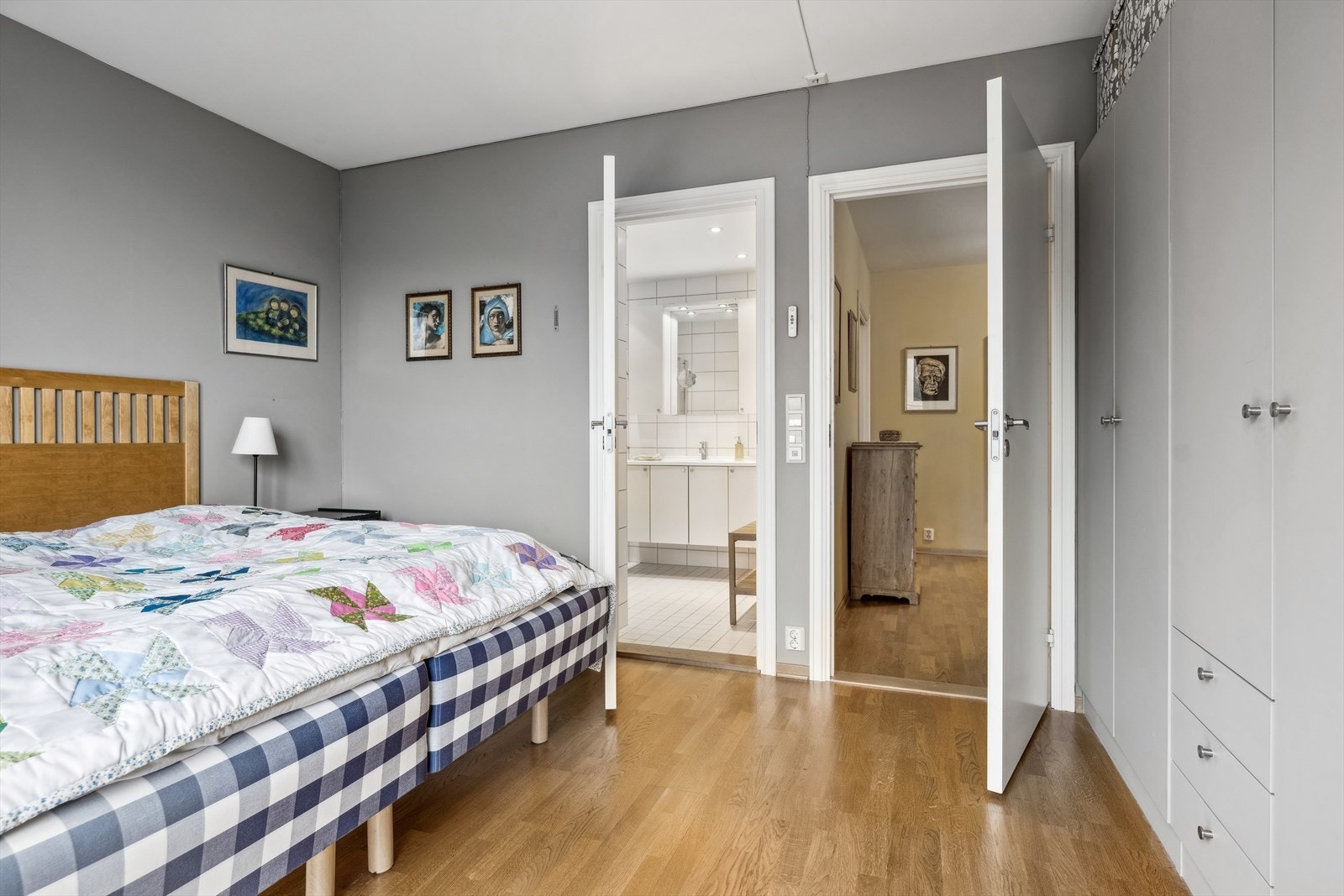 Hovedsoverommet har eget tilknyttet bad og romslig garderobeløsning. Galleribilde