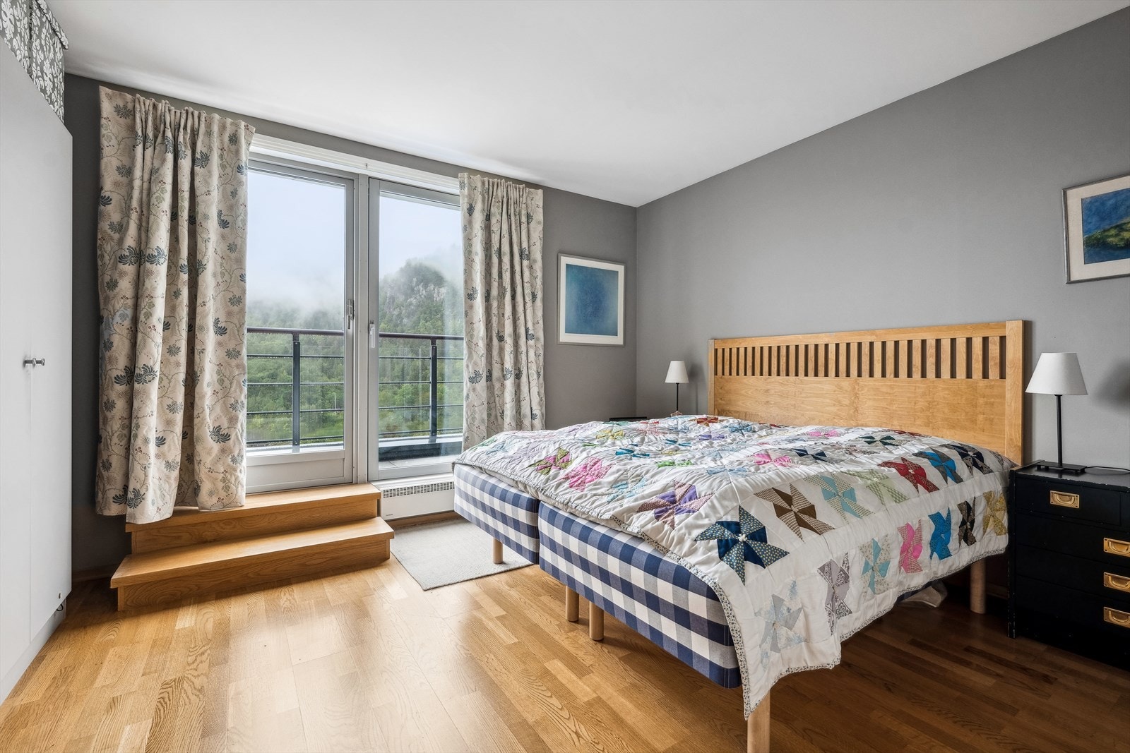 I leiligheten finner du tre gode soverom med fine innredningsmuligheter. Galleribilde