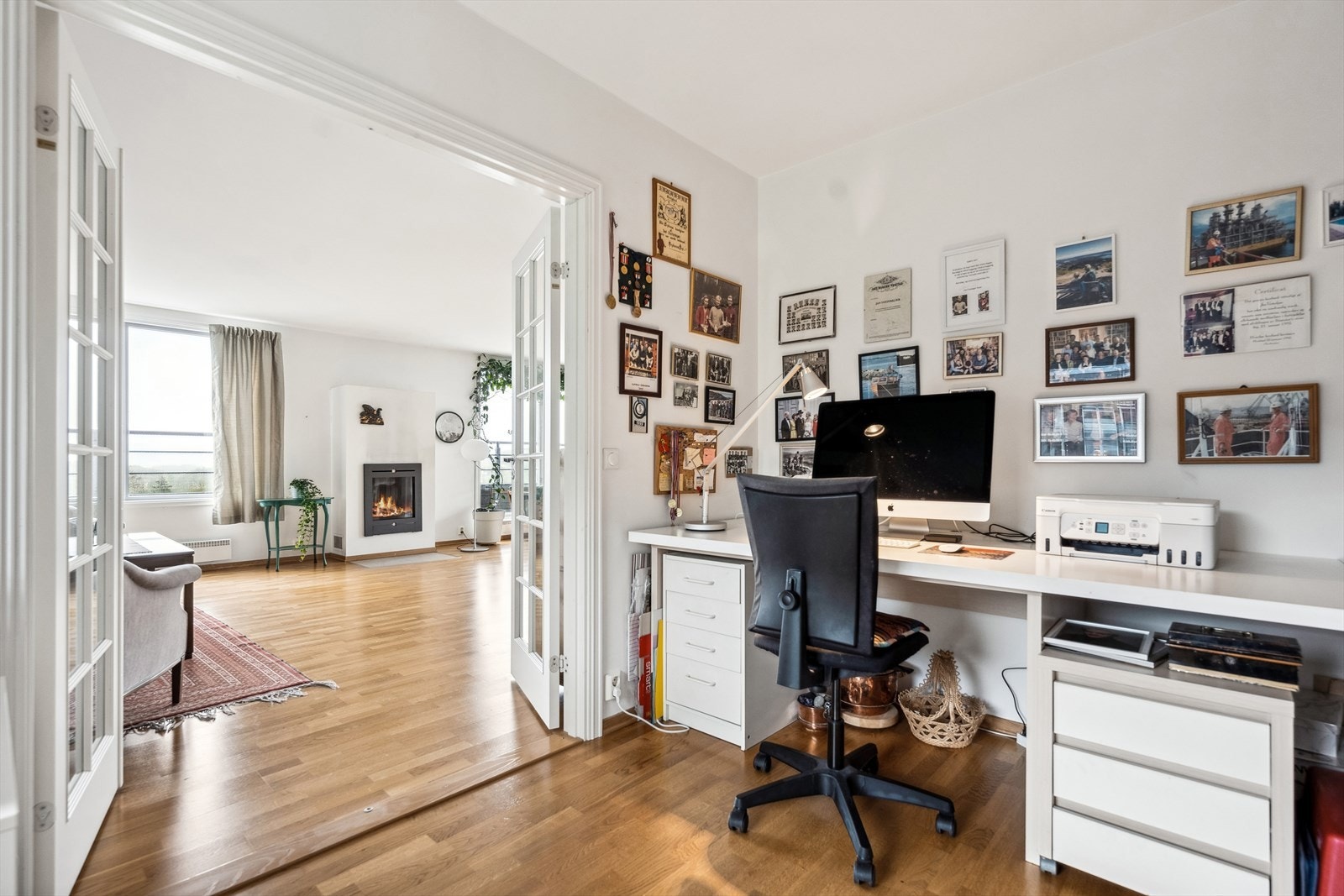 I tilknytning til stuen er det et arbeidsrom med kontorplass. Galleribilde