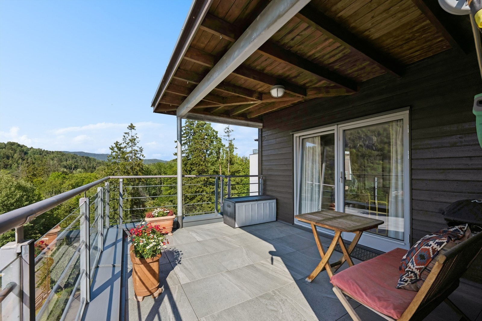 Fra TV-stuen er det også direkte utgang til takterrassen, som har en egen sittegruppe. Galleribilde