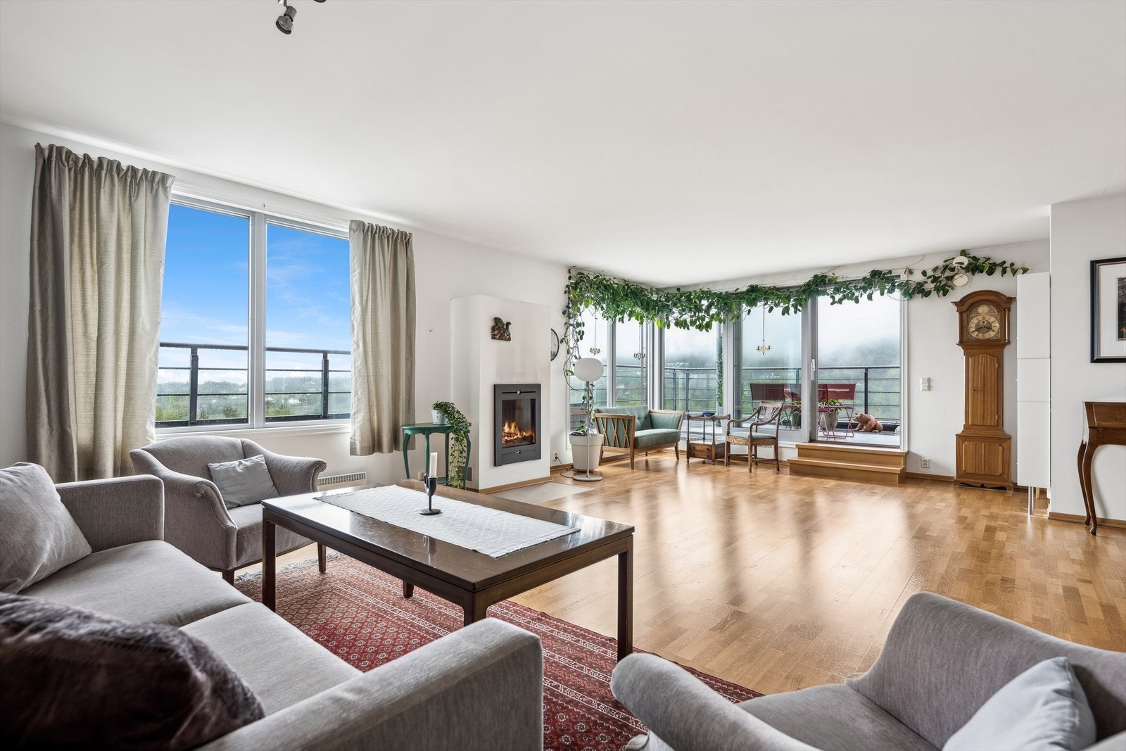 Lys og romslig stue med store vindusflater som slipper inn rikelig med naturlig lys. Galleribilde