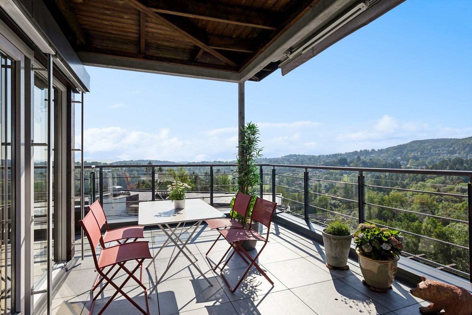 Takterrassen omkranser leiligheten og ble fornyet av sameiet i 2021. Galleribilde