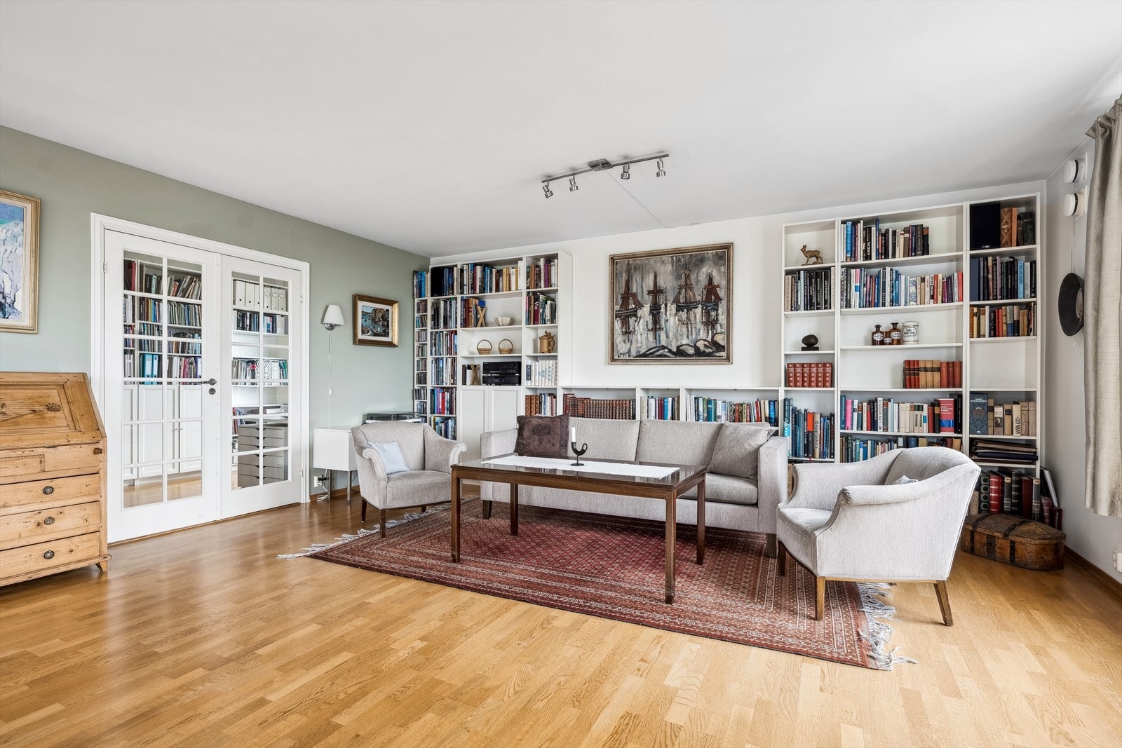 I stuen er det god plass til en stor sofagruppe og TV med tilhørende mediemøbel. Galleribilde