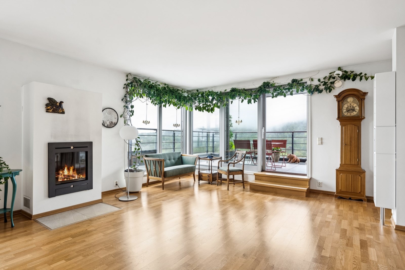 Gasspeis bidrar til varme og koselig stemning. Utgang til den store takterrassen med fantastisk utsikt. Galleribilde