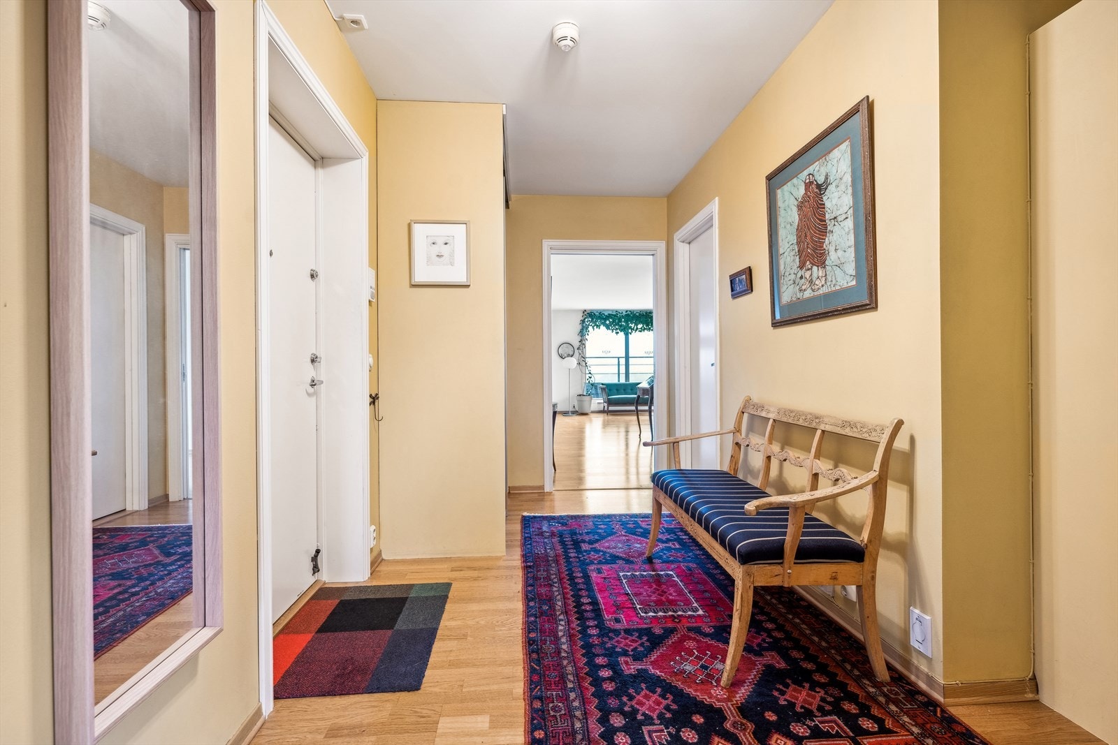 Velkommen inn! Entré med rikelig oppbevaringsplass. Galleribilde