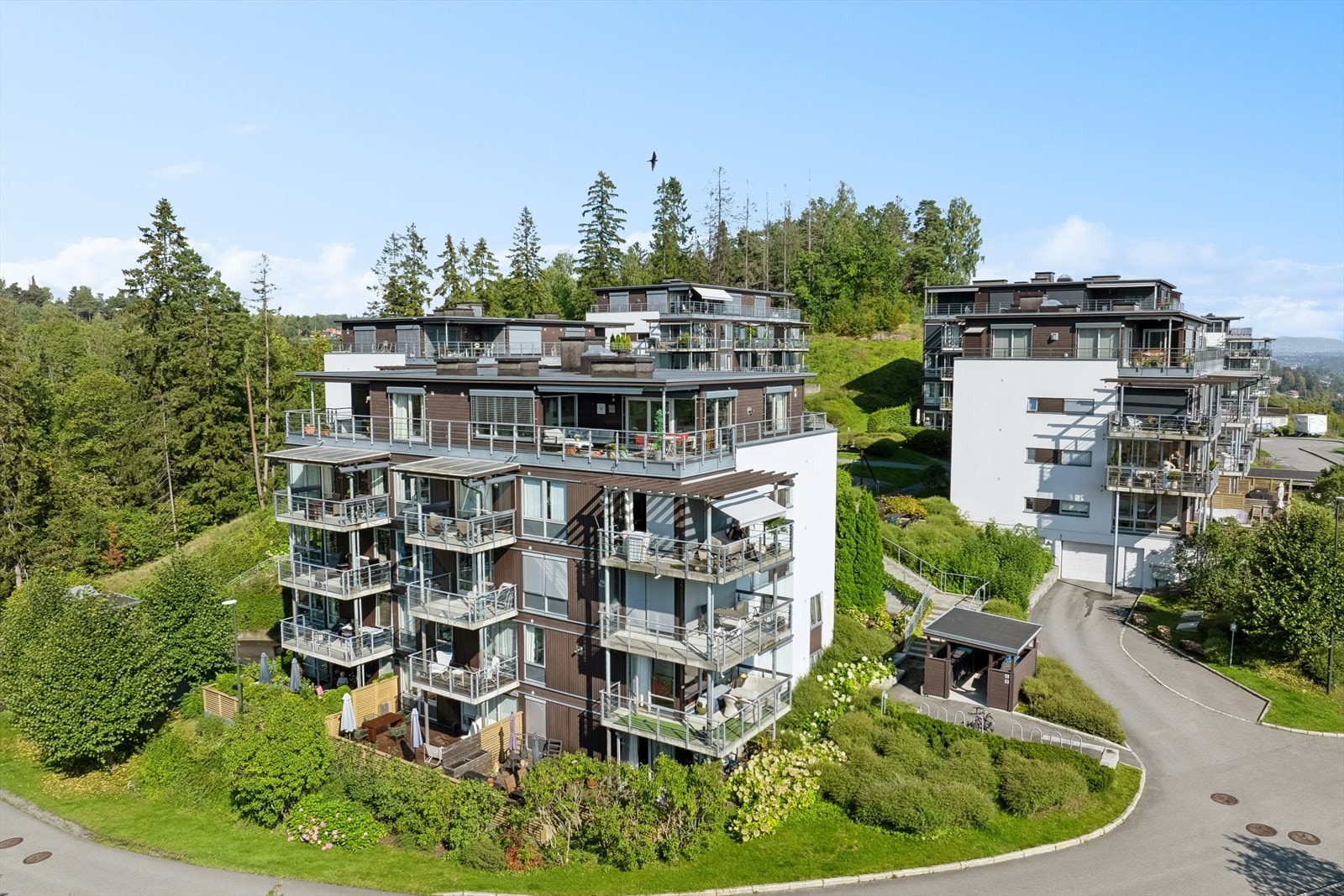 Leiligheten ligger i byggets 5. etasje med enkel adkomst via heis. Galleribilde