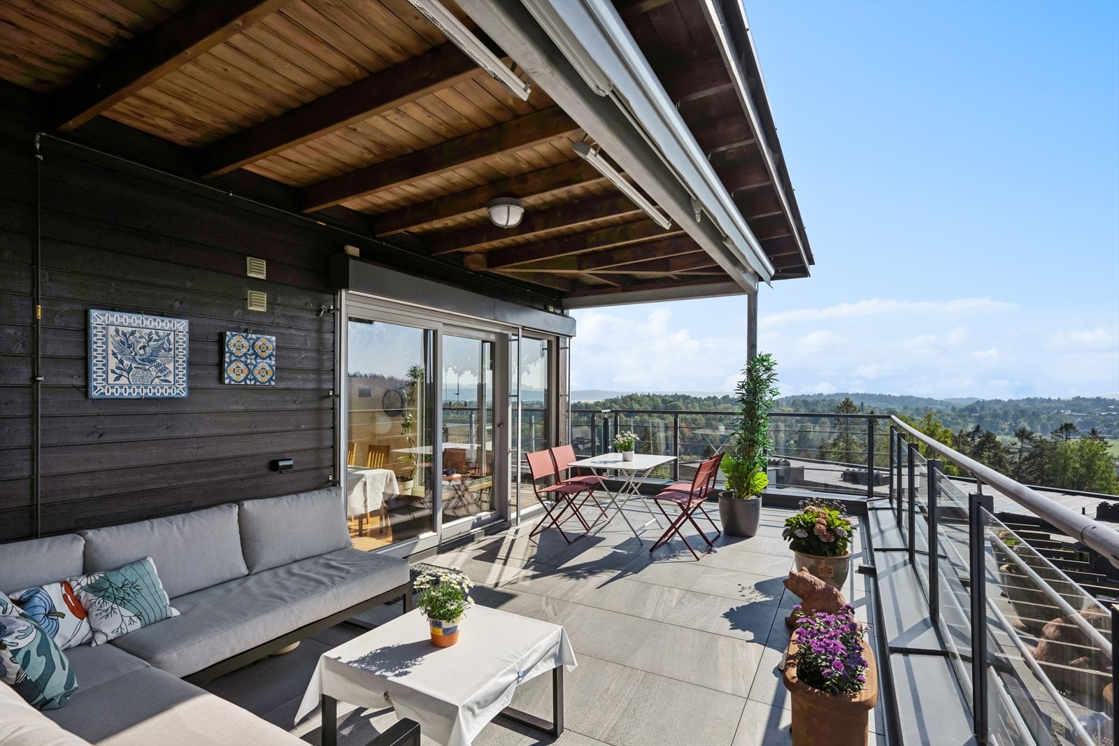 Takterrassen er på hele 55 m² og byr på panoramautsikt, loungeområde og spiseplass. Galleribilde