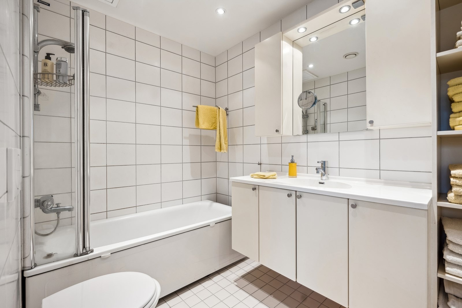 Leiligheten har to delikate baderom, begge utstyrt med elektriske varmekabler i gulvet og innfelte lys i himlingen. Galleribilde