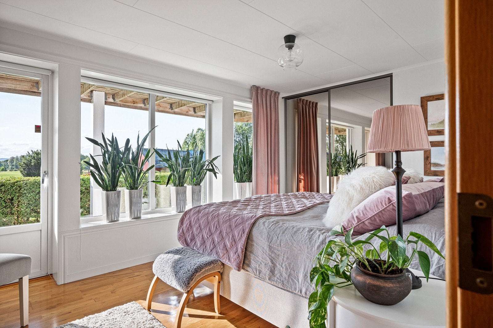 Alla sovrum och badrummet ligger i markplan. Masterbedroom har stora fönsterpartier och egen utgång till terrass mot väster Galleribilde