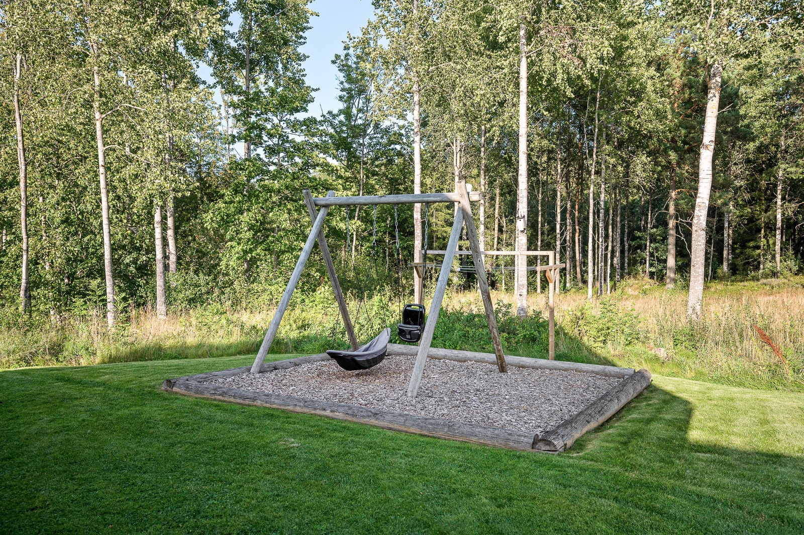 Här kan barnen leka både vid huset och i skogen Galleribilde