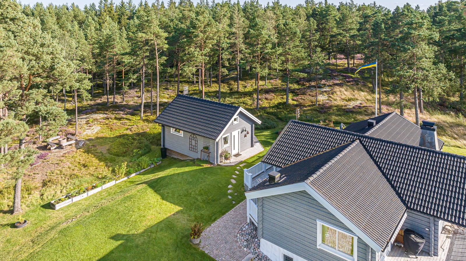 Vy mot gästhus 2 som har ett härligt läge vid gläntan mot skogen Galleribilde