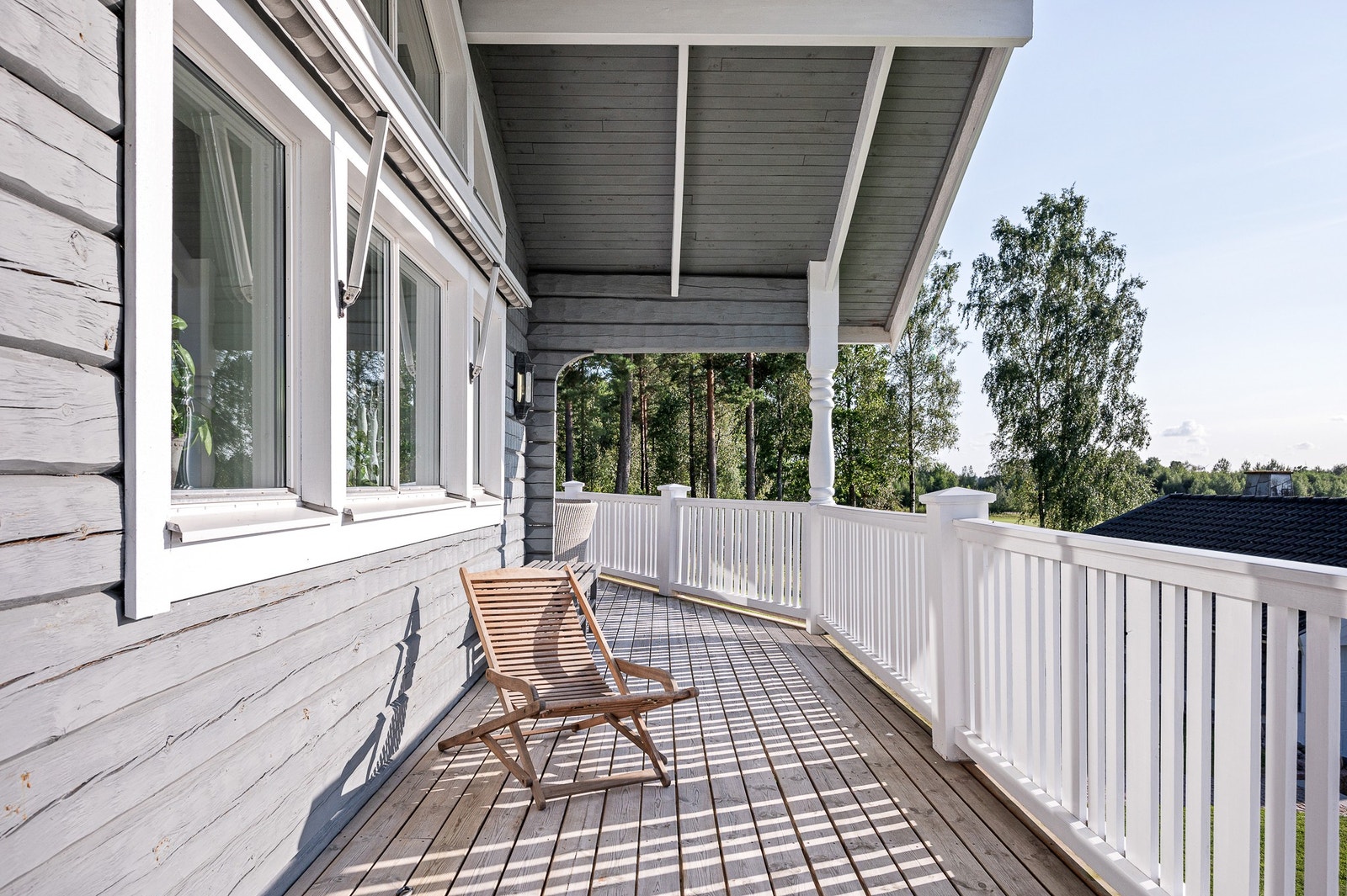 Altanen går vidare till ytterligare en uteplats, vilket gör att man alltid kan följa solen på eftermiddag och kväll från framsidan. Galleribilde