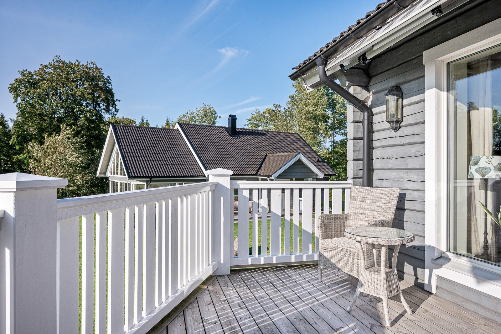 Uteplats i västerläge utanför köket Galleribilde