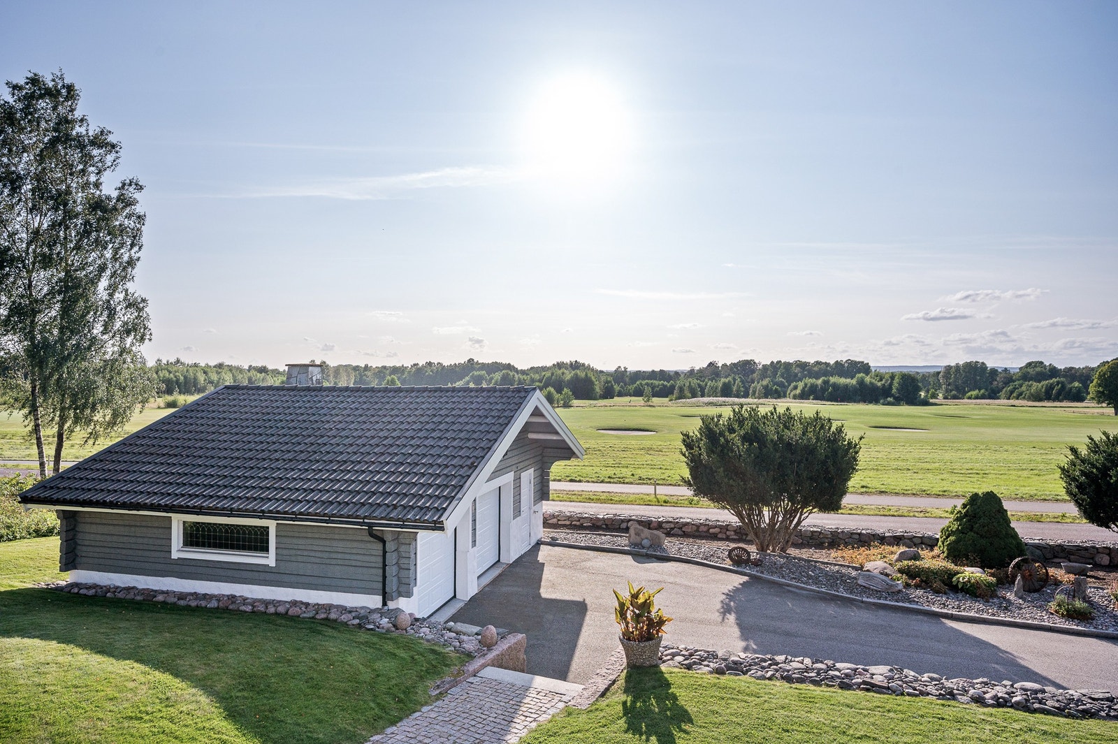 Det rymliga garaget har två skjutportar och en separat ingång- Här finns plats för två ilar motorcykel och lager. Galleribilde
