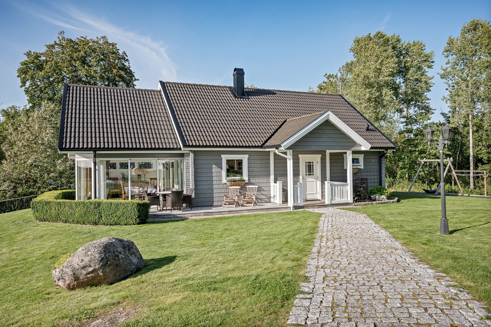 Gästhus 1 har en uteplats vid entrén samt en stor vinterträdgård med stora fönsterpartier mot väster Galleribilde