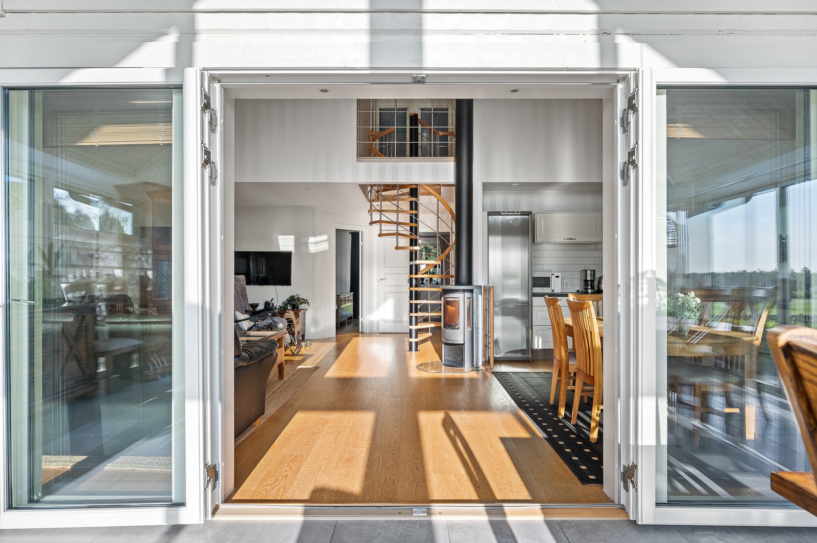 Gästhus 1 har underbara ytor och det är ett fantastiskt ljus. Galleribilde