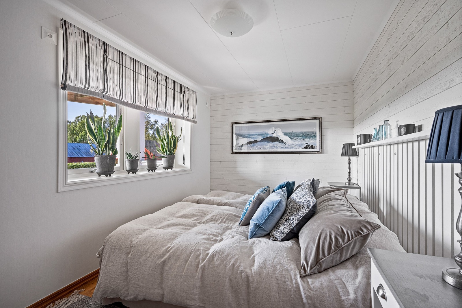 Sovrum 2 är ljust inrett och det finns platsbyggd garderobsdel vid dörren Galleribilde