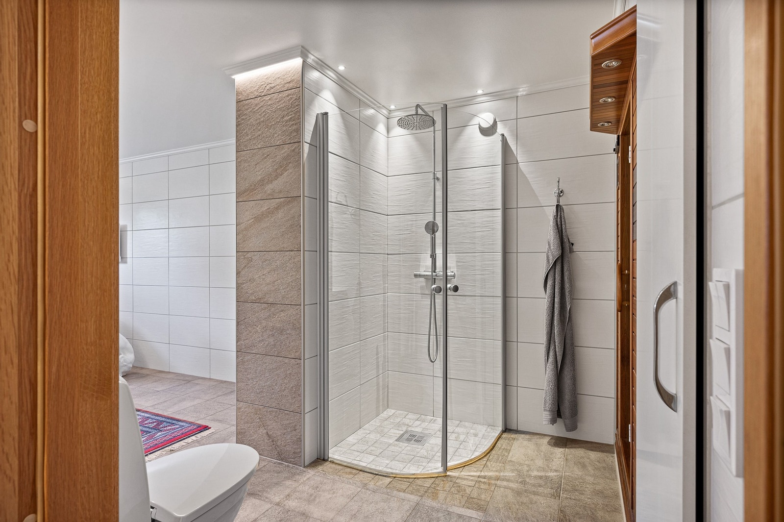 Stort och härligt badrum med stor dusch, badkar och infrabastu! Galleribilde