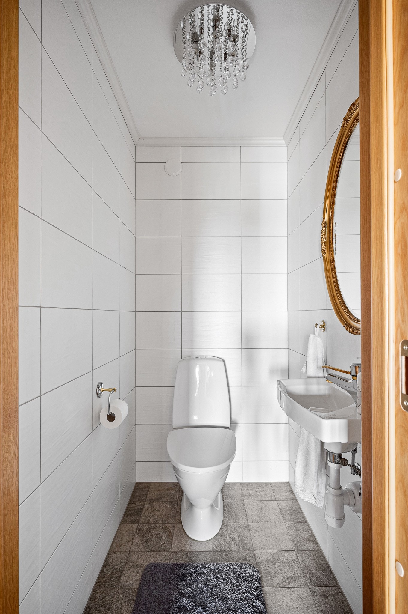 Separat wc i ljus stil på samma våning som sovrummen Galleribilde