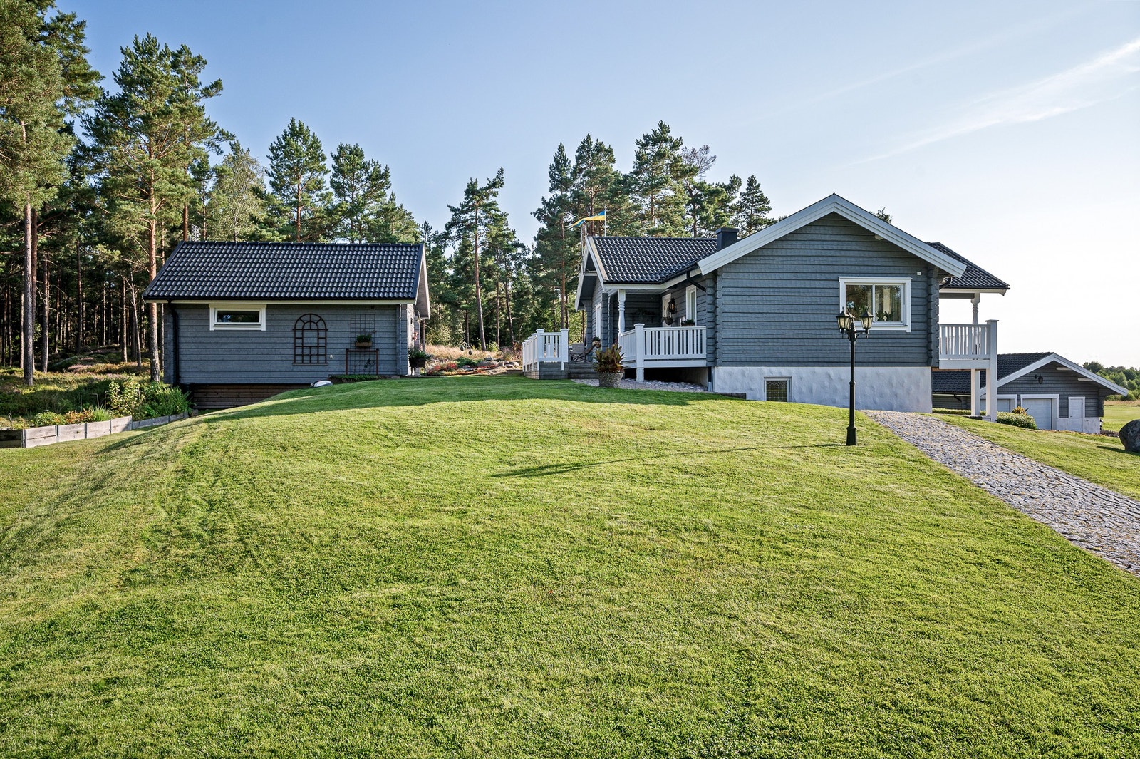 Trädgård är välskött och bra planerad med plats för alla Galleribilde