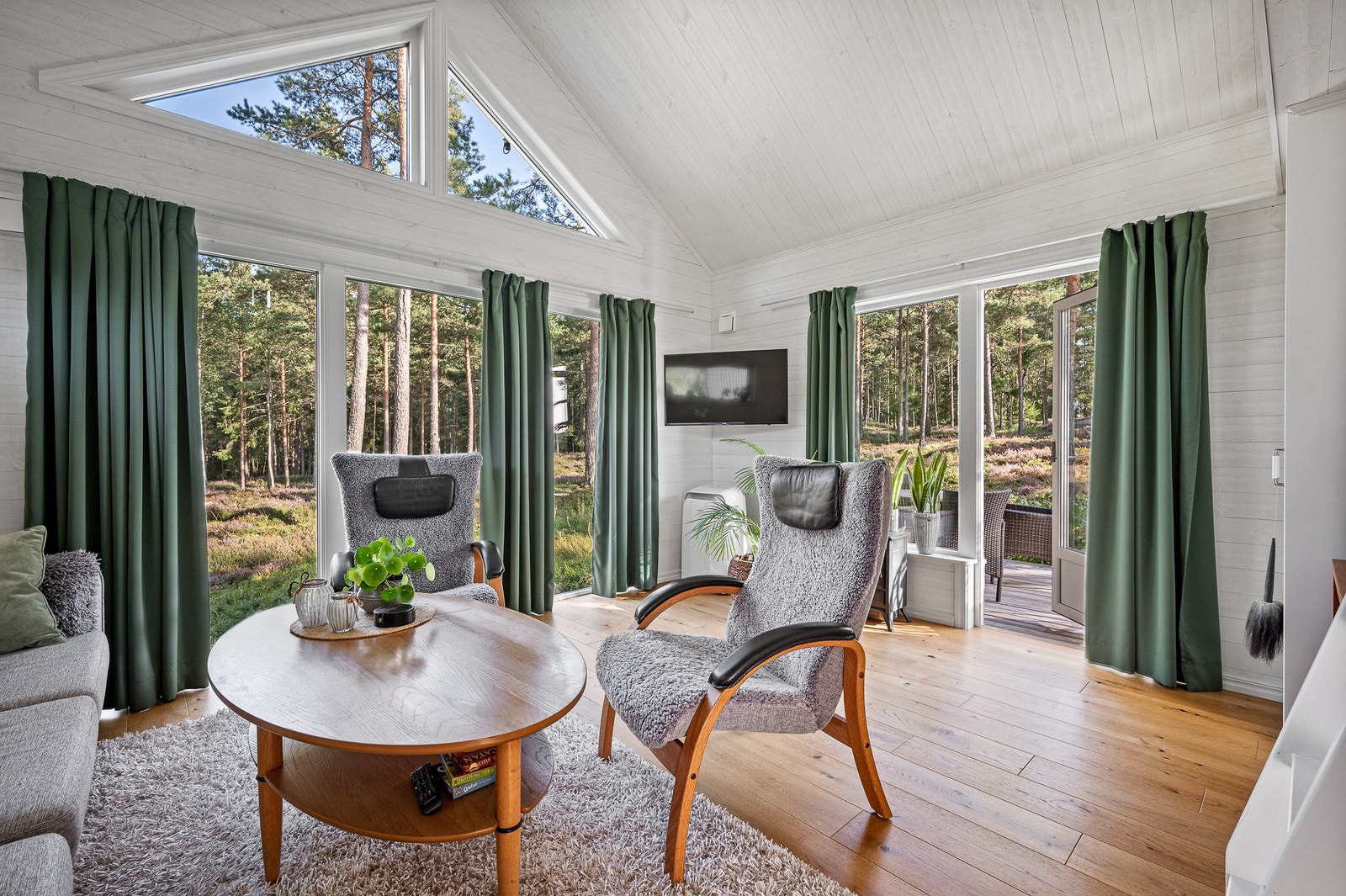 Umgängesyta med fina fönsterpartier mot skogen Galleribilde