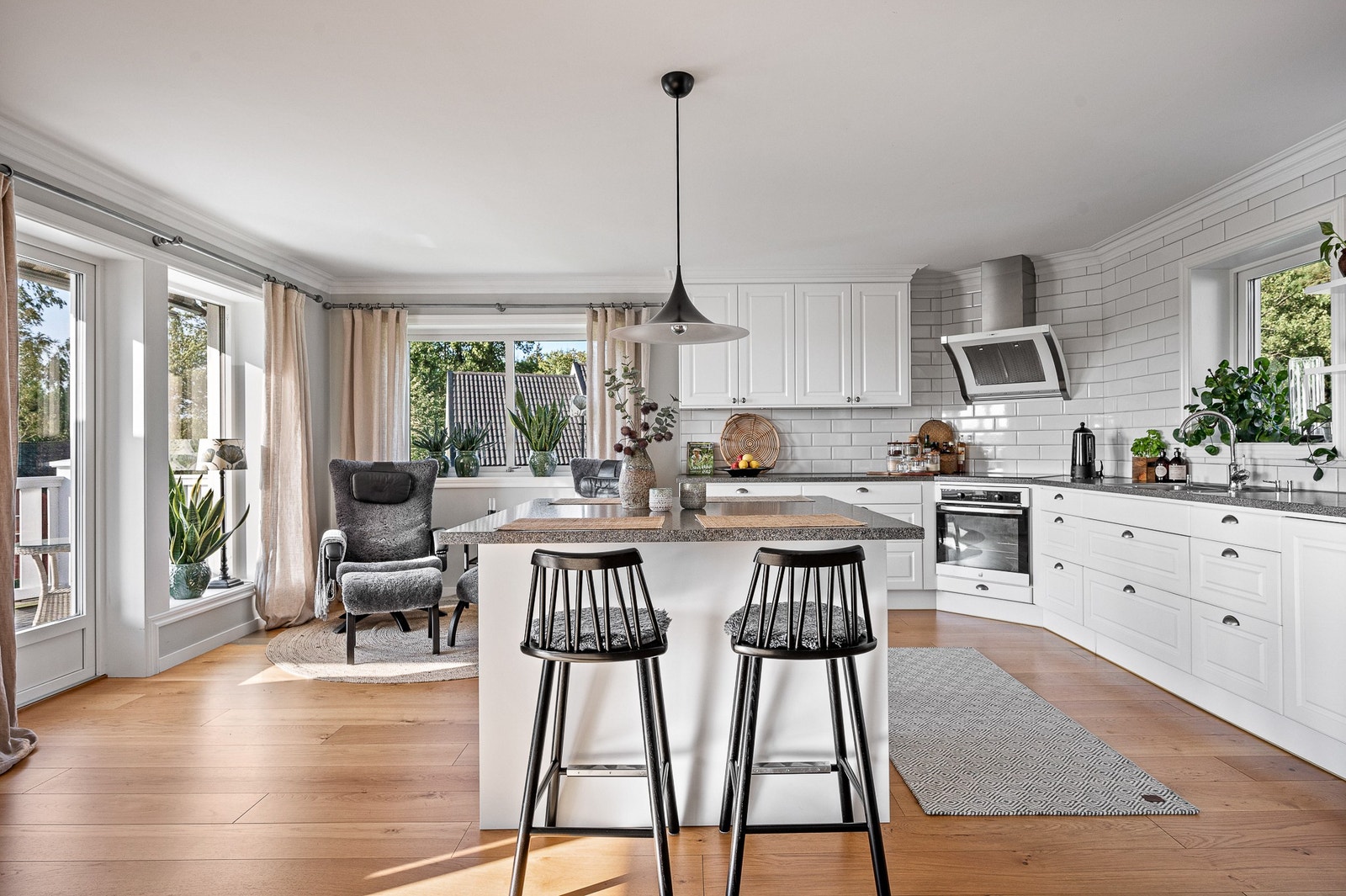 Vy mot det öppna köket från matsalsdelen. Galleribilde