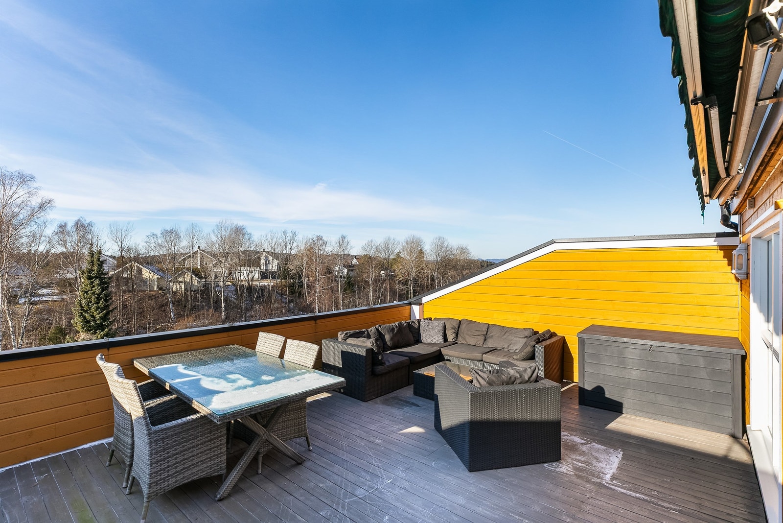 Vestvendt terrasse på over 30 kvm. er blant leilighetens fremste kvaliteter. Sommerstid er terrassen solfylt store deler av dagen. Galleribilde