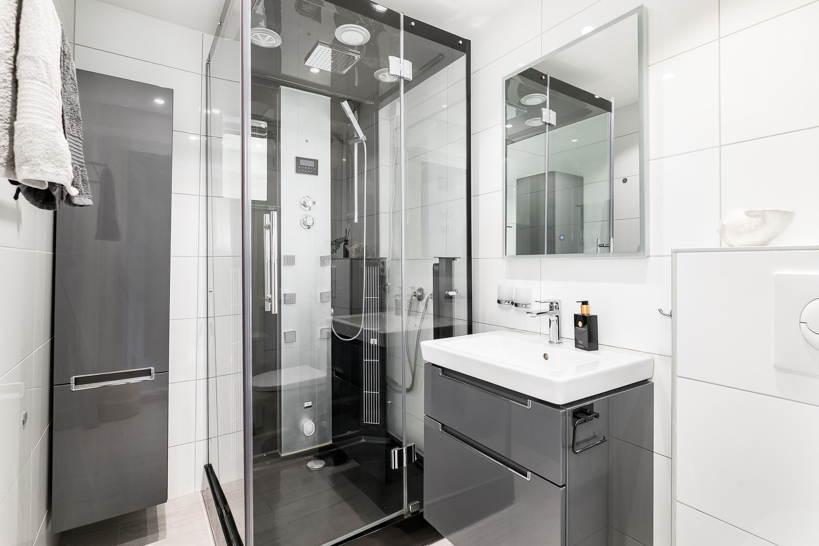 Badet ble pusset opp i sin helhet rundt 2019. Gulv og vegger er flislagt, gulvet har også varme. Galleribilde