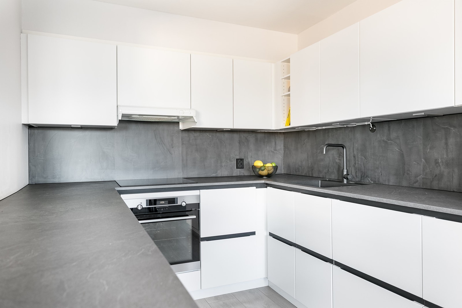 Med mange oppbevaringsmuligheter, meterlange benker og underlimt vask er kjøkkenet svært praktisk i daglig bruk. Galleribilde